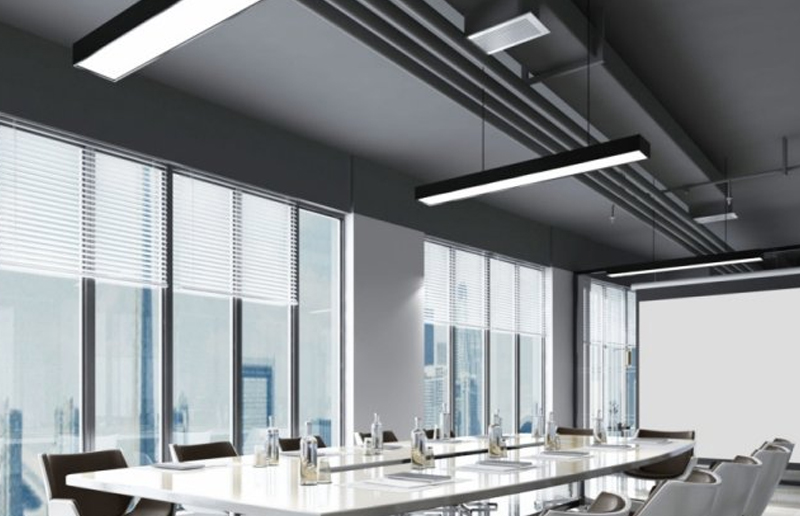 ¿Cuál es el ángulo del haz de las luces del panel LED?