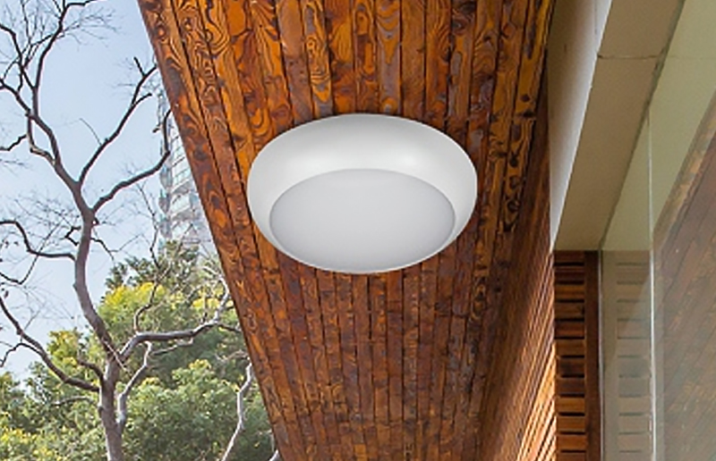 ¿Cuál es la eficiencia luminosa de las luces del panel LED?