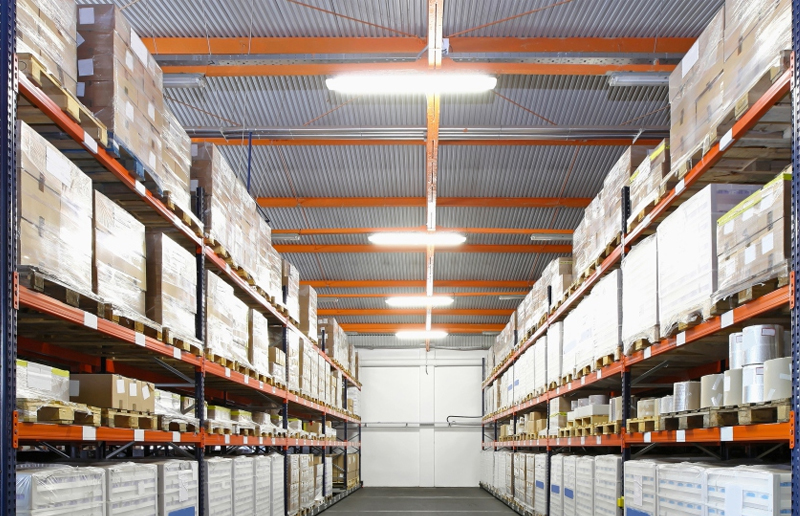 ¿A qué debo prestar atención al instalar la luz del techo LED en la superficie?